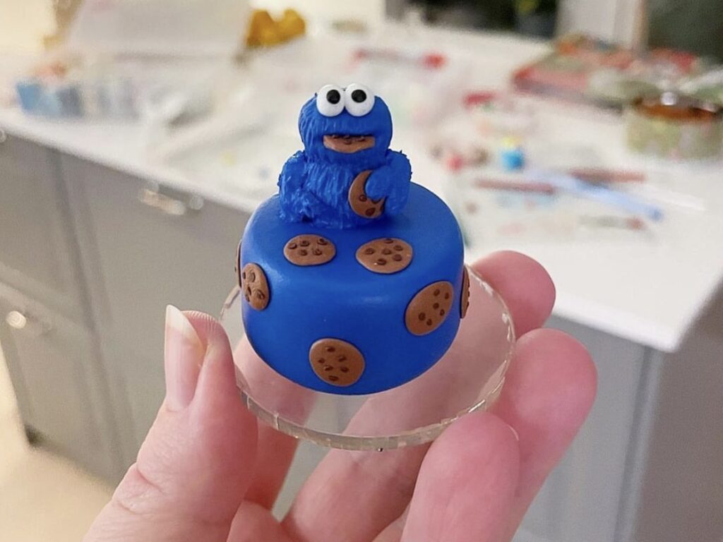 miniatyrtårta av fimolera cookie monster