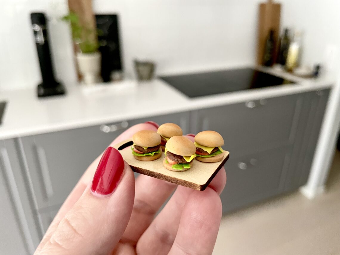 miniatyr hamburgare gjorda av fimolera