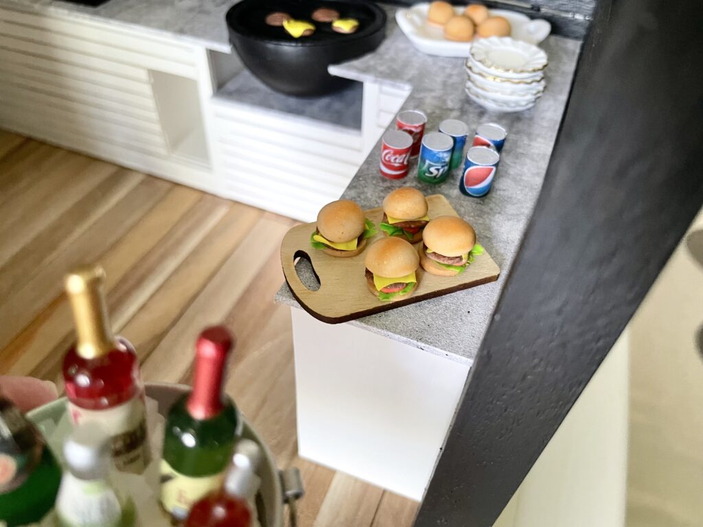 miniatyr hamburgare gjorda av fimolera