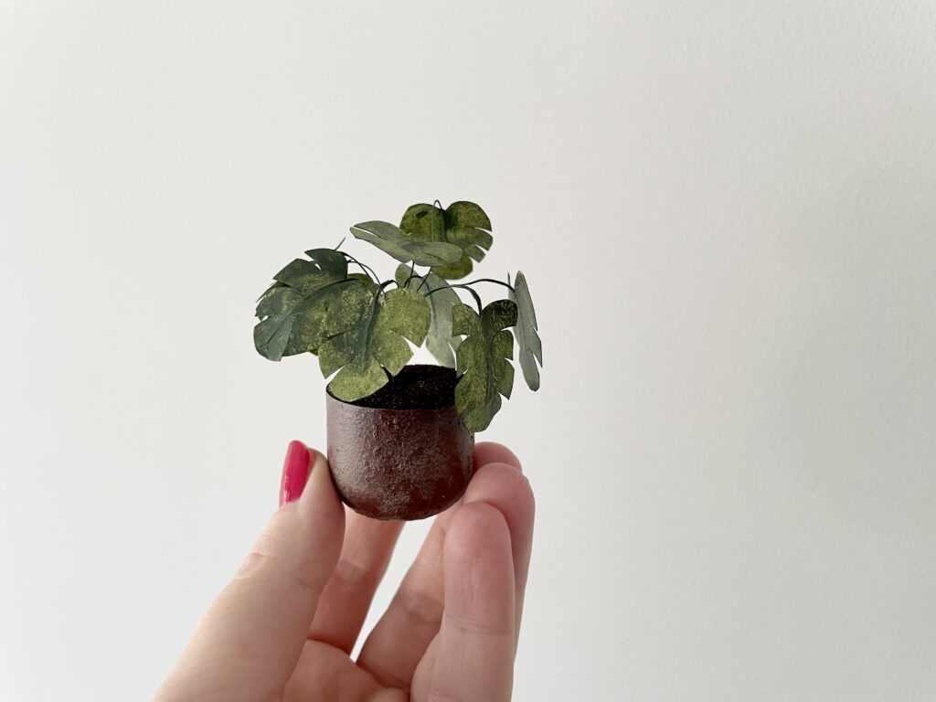 DIY miniatyr monstera till dockhus